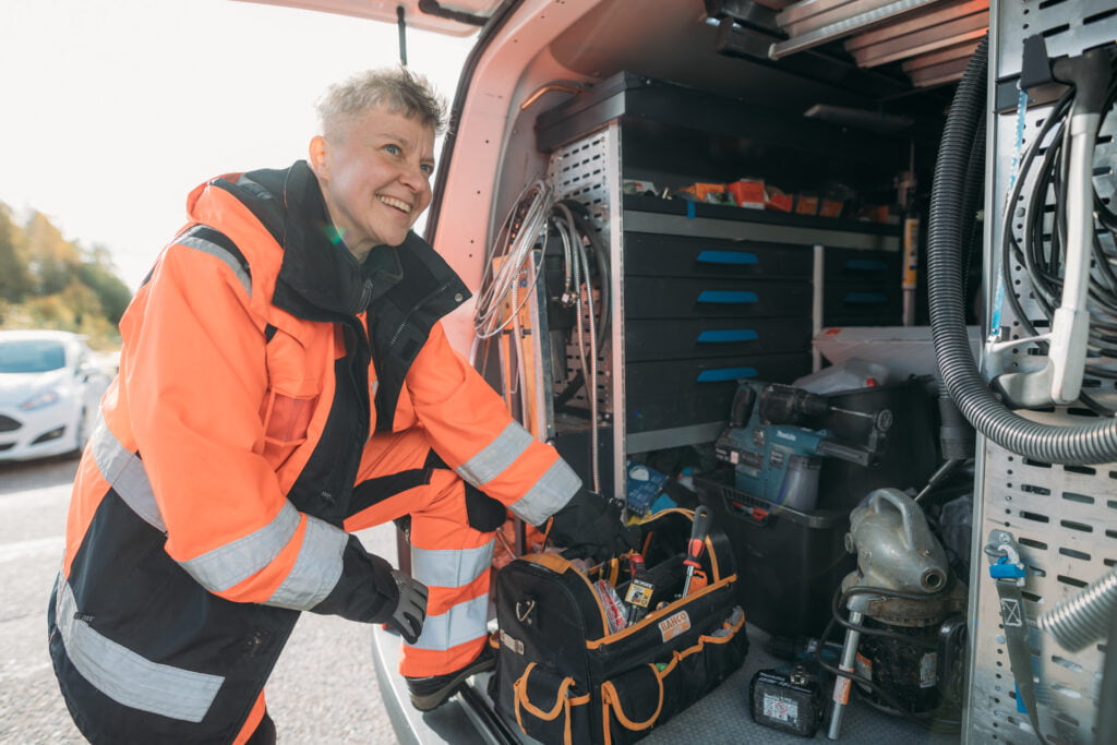 LVI-Trion henkilökuntaa ja huoltoauto.